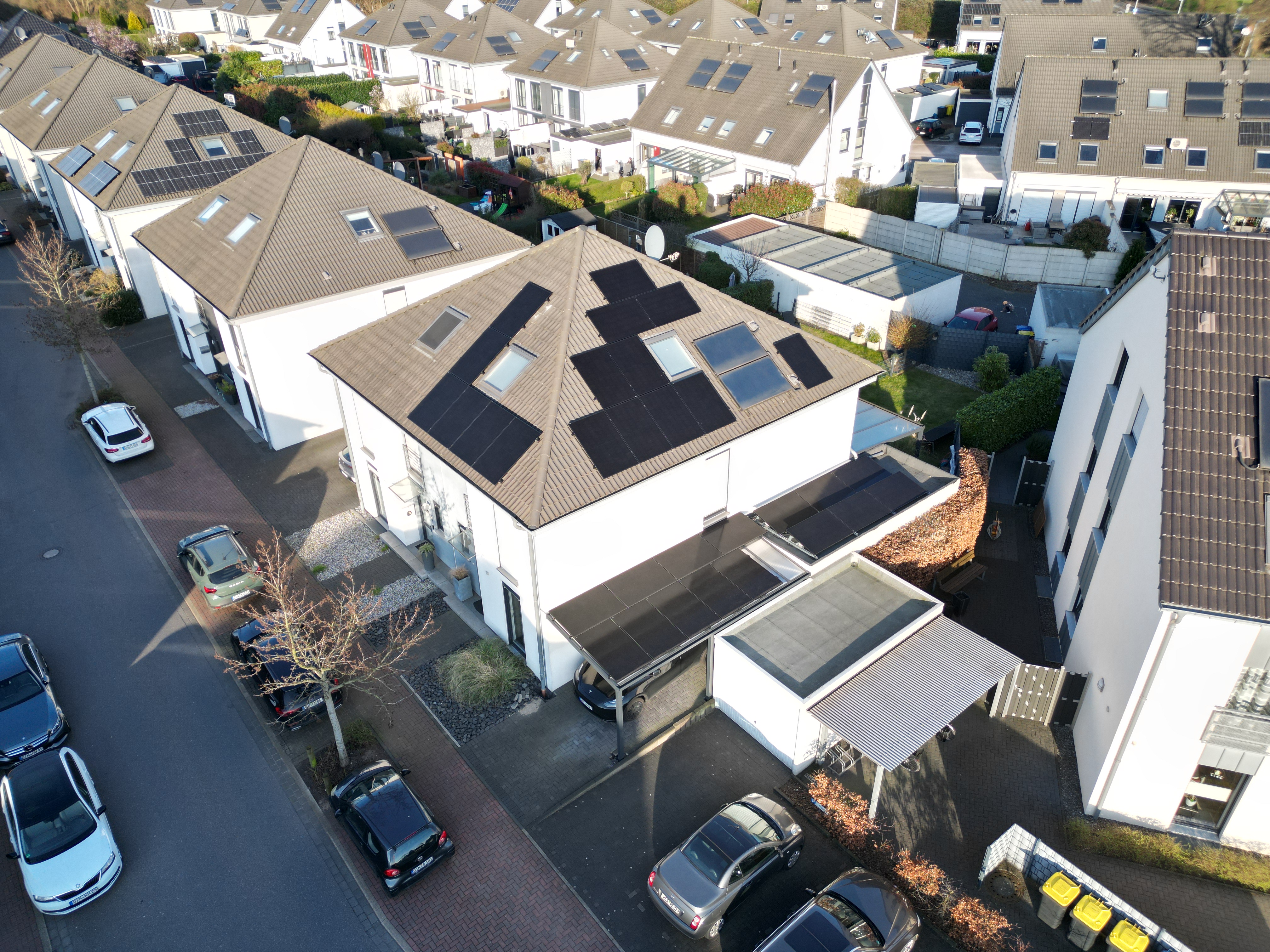 Modernes Einfamilienhaus mit Photovoltaikanlage